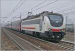 Die FS Trenitala E 402 120 und am Schluss des Zuges die 402 127 sind mit dem Treno di notte ICN 798 von Salerno nach Torino unterwegs. Der Zug erreicht den Bahnhof Rho Fiera Milano wo der ohne Halt durch fährt.

24. Februar 2023