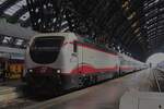 E 402 171 treft am 1 Juli 2013 mit ein EC aus Roma Termini in Milano Centrale ein.