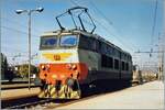 Die FS E 656 534 wartet in Firenze SMN auf eine frei Rangierfahrstrasse in Depot, im Hintergrund ist eine weitere E 656 zu erkenne, sowie bei der hier gezeigten Lok ein Mitarbeiter der FS der Zugschlussleuten schleppt. 

Analogbild vom Dezember 1987