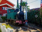 Die F.C.E. N. 14 „LA MEUSE“ der Ferrovia Circumetnea (FCE), ex V 2 der Ferrovia Alifana, steht äußerlich aufgearbeitet, neben einem Wasserkran auf einer Weiche aus der Gründerzeit, neben dem Empfangsgebäude des Bahnhofes Catania-Borgo, hier am 17.07.2022.

Die dreiachsige kohlebefeuerten Schmalspur-Dampflok wurde 1909 von der Société Anonyme des Ateliers de Construction de la Meuse in Liége (Lüttich) unter der Fabriknummer 2224 gebaut und als V 2 an die Ferrovia Alifana in Piedimonte Matese, für ihre 950 mm - Schmalspurbahn von Piedimonte Matese nach Napoli, heute Teil der EAV - Ente Autonomo Volturno S.r.l. (Linie 16). Die Serie bestand aus drei Dampflokomotiven der Gruppo (Gruppe) V 1-3. Die Lok 2 wurde dann 1926 an die Ferrovia Circumetnea (FCE) in Catania verkauft. Bei der Circumetnea sind noch zwei Dampflokomotiven vorhanden, die Nr. 10 (ex. MASCALI) und hier im Bild zu sehende Nr. 14 „LA MEUSE“, ex V 2 der Ferrovia Alifana.

Die 3 belgischen Lokomotiven wurden als Gruppe V 1 bis 3 eingereiht. Sie zeichneten sich durch sehr kleine Räder mit einem Durchmesser von 758 mm (neu) aus. Im Gegensatz zu Circumetnea gab die Ferrovia Alifana ihnen jedoch keinen Namen. Die Lokomotive Nr. 14 ist die einzige der drei, die überlebt hat, und ist als Denkmal im Bahnhof Catania-Borgo ausgestellt. Die anderen beiden Lokomotiven, die Mitte der 1950er Jahre stillgelegt wurden, wurden einige Jahre später abgebrochen.

Die Lokomotiven waren einfach aufgebaute C-Kuppler-Tenderloks (0-3-0 T), mit außenliegenden 2-Zylindern mit Heusinger-Steuerung (oder Walschaerts-Steuerung). Sie waren mit einer Westinghouse-Druckluftbremse und einer Handfeststellbremse ausgestattet.

TECHNISCHE DATEN:
Hersteller: La Meuse in Liége (Lüttich)
Gebaute: 3
Spurweite: 950 mm
Achsfolge: C
Länge: 6.070 mm
Achsabstand: 2 x 1.900 mm = 3.800 mm
Treibraddurchmesser: 758 mm (neu)
Eigengewicht: 17 t
Dienstgewicht: 22 t