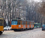   Die dreiteilige  Jumbotram  4927 der ATM-Baureihe 4900 (ATM = Azienda Trasporti Milanesi S.p.A.) am 28.12.2015 als Linie 27 (Piazza VI Febbraio - Viale Ungheria) nahe der Haltestelle Piazza Castelli