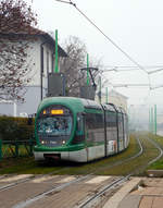 Der Triebwagen 7104 ein AnsaldoBreda  Sirio  der Mailänder Verkehrsgesellschaft Azienda Trasporti Milanesi (ATM) erreicht am 28.12.2015 als Linie 4 bald die Station Ospedale Maggiore (Niguarda).