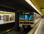 Ein Triebzug der Serie 8100 der U-Bahn Mailand (Metropolitana di Milano) als Linie M3 (Gelbe Linie) nach San Donato, am 28.12.2015 in der Station Duomo (Dom).