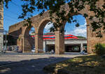 Durch das Aquädukt („römische Wasserleitung“) bei der Porta Maggiore (italienisch größeres Tor) in Rom geschaut....