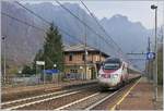 Der SBB RABe 503 022-7  Johann Wolfgang von Goethe  fährt als EC 151 von Milano nach Frankfurt durch den Bahnhof von Cuzzago Richtung Domodossola, welches in gut einer viertel Stunde erreicht