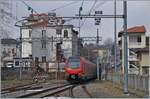  Fine Line a 3000 Volt  steht an den Fahrleitungsmasten in Ivrea angeschrieben.