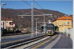 Der Trenord ETR 425 030 wartet in Porto Ceresio auf die Abfahrt als RE nach Milano Porta Garibaldi.