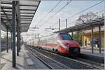 Im Gegenlicht erreicht der FS Trenitalia ETR 700 011 (ex Fyra) als Frecciarossa 8802 den Bahnhof von Parma. Der Zug ist von Ancona (ab 5:20) nach Milano (an 9:15) unterwegs und wird wie die meisten HGV-Züge der Relation Lecce - Milano erst nördlich von Fidenza auf die Schnellfahrstrecke geleitet.

18. April 2023