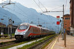 Der Trenitalia  Frecciargento“ ETR 610 011(93 85 5 610 111-2 CH-TI / 93 85 5 610 711-0 CH-TI) erreicht als EC 50 (Milano Centrale – Spiez - Basel SBB) am 07 September 2021, den Fotografend