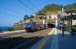 Der Trenitalia “Rock” ETR 521-015, ein fünfteiliger Elektrotriebzug vom Typ Hitachi Caravaggio, verlässt am 21 Juli 2022, als Cinque Terre Express  von La Spezia Centrale nach Levanto, den Bahnhof Riomaggiore (Cinque Terre). 