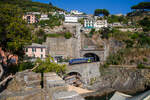 Die Trenitalia E.464.541 erreicht mit dem Cinque Terre Express (Regionale Levanto - La Spezia Centrale) erreicht am 21 Juli 2022 den Cinque Terre Bahnhof Riomaggiore.