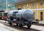   Ein italienischer 2-achsiger Kesselwagen 40 83 724 004-9 FS Vzekk am 14.09.2017 beim Bahnhof Tirano (aufgenommen aus einem Zug heraus).