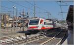 Der FS Treniatila ETR 460 026 verlässt Civitavecchia als Frecciabianca FB 8620. Der neunteilige Zug ist auf dem Weg von Roma Termin nach Milano Centrale (via Grosseto - Genova). 
Die ETR 460 021 - 030 mit der Achsformel (1A)'(A1)' + (1A)'(A1)' + 2'2' + 2'2' + (1A)'(A1)' + (1A)'(A1)' + 2'2' + (1A)'(A1)' + (1A)'(A1)' wurden 1995/1996 von Fiat Ferroviaria gebaut. 
1996 wurden die Züge 21, 27 und 28 für den Verkehr nach Frankreich angepasst und erhielten die Bezeichnung ETR 463.

Interessant ist auch ein Blick in den Hintergrund im linken Bildrand, wobei ich mir eingehende Angaben fehlen, um gesehenes zu komentieren. 

19. Sept. 2025 



