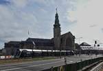 Die Straßenbahn hat vor kurzem die Haltestelle am Bahnhof in Luxemburg Stadt in Richtung Oberstadt verlassen.