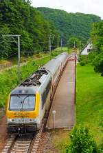 Die CFL 3012 zieht den IR 116 Luxembourg - Liers am 15.06.2013, ohne Halt, durch den kleinen Bahnhof Michelau.