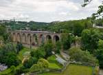 . Neu bearbeitete 1200 Px Version - Der Pulvermhle Viadukt (luxemburgisch: Biisser Brck) in Luxemburg Stadt hat eine Lnge von 242 Meter und 13 Bgen von 15 Meter Durchmesser und wird zurzeit von 2 auf 4 Gleise umgebaut. Hinter den schnen alten Pfeilern sieht man schon teilweise die neuen Betonpfeiler. Zur Zeit der Aufnahme fuhr der IR 115 Liers - Luxembourg ber die Brcke in Richtung Endbahnhof. 03.07.2012 (Jeanny)