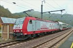 . CFL hat wieder eine Werbelok,  4014 mit Werbung fr die neuen TGV Verbindungen ab Luxemburg, nach Strabourg in 1 Std und 39 min, nach Lyon in 5 Std 33 min; nach Marseille in 7 Std 23 min, gesehen bei trbem Wetter am 08.10.2016 in Kautenbach.