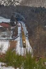 Den versuch die Länge des Gleisumbauzuges in einem Bild festzuhalten kann ich vergessen,  Lok 2016 906 fährt mit 6 vollbeladenen Siloschotterwagen an Mecher in Richtung Clervaux um diese zu