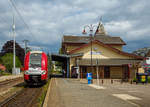 Der 3-teilige-Doppelstocktriebzug CFL 2220 (Alstom Coradia Duplex, Typ TER 2N NG, CFL Serie 2200), auch  Computermaus genannt, steht am 15.05.2016 vom Bahnhof Diekirch (Dikrech) zur Abfahrt nach