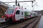 Der CFL Stadler Kiss Z 2304 steht abfahrtbereit im Bahnhof von Troisvierges, um in Krze die Strecke bis Stadt Luxemburg als RE 3735 Troisvierges-Luxembourg zu bedienen.