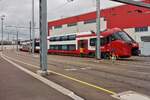 Triebzug 2410 steht in der Abstellung neben der Straenbahnhaltestelle: Lyce Bonnevoie, gesehen als wir an der Haltestelle ausgestiegen sind.