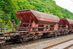 Der CFL Schotterwagen der Gattung Uads, UIC-Fahrzeug-Nr: 80 82 RIV L-CFLIF 9786 007-0, der CFL Infrastruktur war am 14.05.2016 im Bahnhof von Goebelsmhle (Giewelsmillen) abgestellt.