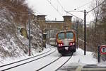 . Gare Pfaffenthal-Kirchberg - Die neue CFL Haltestelle bietet interessante Fotomglichkeiten. Die RB 3537 Diekirch - Luxembourg, bestehend aus Z 2005 und Z 2004, hat am 10.12.2017 die Haltestelle Pfaffenthal-Kirchberg verlassen und fhrt nun dem Endbahnhof Luxembourg entgegen. (Jeanny)