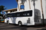 Dina Bus für Touristen in La Paz/Mexico vor dem Hotel.