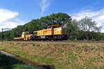 Am 24 Juni 2020 durchfahrt Strukton 303001 mit ein Gleisbauzuglein Tilburg Oude Warande.