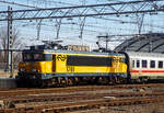 Die NS 1761 (91 84 1560761-6 NL-NS) hat am 31 März 2018 mit einem EuroCity (DB IC-Wagen) den Bahnhof Amsterdam Centraal erreicht.

Bei der NS-Baureihe 1700 handelt es sich um eine vierachsige Elektrolokomotiven, zwischen 1991 und 1994 gebaut wurden. Die Loks wurden ab Anfang 1992 bei den Niederländischen Eisenbahnen (NS - Nederlandse Spoorwegen) vor Reisezügen eingesetzt. Sie basiert, wie die Schwesterbaureihe 1600/1800, auf der BB 7200 der französischen Staatsbahn SNCF. Die Baureihe 1700 ist jedoch eine modernere Variante der Baureihe 1600. Sie unterscheidet sich von der Reihe 1600 durch verstärkten Einsatz von Elektronik, eine neuere Version der ATB-Zugsicherung (Version 4 statt 3) und ein anderes Bremssystem. 

Die Lokomotiven waren bis zum 9. Dezember 2023 vor den Intercity-Zügen zwischen Amsterdam und Berlin auf dem niederländischen Abschnitt bis zum Grenzbahnhof Bad Bentheim im Einsatz. Zuvor bespannten sie Wendezüge, die aus DD-AR- (Dubbeldeks-AggloRegiomaterieel, Agglomeration-Regionalausrüstung) und DDM-Doppelstockwagen (Dubbeldeksmaterieel, Doppelstockausrüstung) oder einstöckigen ICRm-Wagen (Intercityrijtuig m, Intercity-Reisezug Baureihe m) bestanden.

Zum Kuppeln mit DD-AR-Wagenparks sind die Lokomotiven einseitig zusätzlich mit einer BSI-Kompaktkupplung unter der Regelschraubenkupplung ausgestattet.

Die Wendezugsteuerung der ICRm-Steuerwagen ist nur mit den 1700 nutzbar. Die Vielfachsteuerung der Baureihe 1700 ermöglicht das Kuppeln für Doppeltraktion untereinander oder mit mDDM, nicht jedoch mit den Lokomotiven der Reihen 1600/1800.

Obwohl bei den Niederländischen Eisenbahnen Rechtsverkehr herrscht, sitzt der Triebfahrzeugführer wie bei den SNCF-Lokomotiven auf der linken Seite.

TECHNISCHE DATEN:
Spurweite: 1.435 mm
Achsformel:  B’B’
Länge über Puffer: 17.640 mm
Drehzapfenabstand: 9.694 mm
Achsabstand im Drehgestell: 2.800 mm
Treibraddurchmesser: 1.250 mm (neu)
Dienstgewicht: 86,0 t
Radsatzfahrmasse: 21,5 t
Höchstgeschwindigkeit: 180 km/h (in der Praxis 140 km/h)
Stundenleistung:  .540 kW (2x 2.270kW)
Anfahrzugkraft: 260 kN
Stromsystem: 1,5 kV DC
Kleister befahrbarer Gleisbogen: R=50 m
