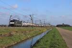 SBBCI 189 992 schleppt ein KLV und ein abgebügelter XLoad-Vectron durch Angeren am 24 Oktober 2024.