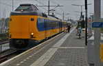 . NS Koploper 4241 im Kopfbahnhof Enkhuizen. 
Nach der Fahrt mit der Musemsstoomtram von Hoorn nach Medemblick, mit dem Schiff über das Ijselmeer bis Enkhuizen geht es nun mit dem Koploper zurück nach Amsterdam CS.   29.09.2016. 

