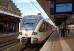   Der Stadler GTW 2/8 – 651, ein Elektrischer Gelenktriebwagen (EMU),  der VEOLIA Transport Niederlande am 03.10.2015 beim Halt im Bahnhof Maastricht.