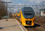 Ein vierteiliger NS VIRM (Verlengd InterRegio Materieel / Doppelstock-Interregio-Triebzug) erreicht am 31 März 2018 den Bahnhof Amsterdam Centraal.