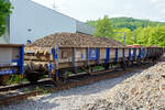 
Niederbordwagen fr Schotter und Sand, 43 84 NL-RP 3428 078-2, der Gattung Klmos 702, der Vermietungsfirma Railpro (voestalpine Railpro BV), am 12.05.2018 in Kreuztal.

Der Klmos 702 ist ein zweiachsiger Flachwagen mit festen Seitenwnden, abnehmbaren Stirnwnden und einem Stahlboden. Ursprnglich wurde er fr die Niederlndischen Eisenbahnen gebaut. Die Gterwagen der Gattung Klmos werden vor allem fr den Transport von Schotter, Sand und verunreinigtem Ballastmaterial verwendet. Es gibt zwei Klassen der Gattung Klmos, Klasse 1 (43 84 3428 000-6 bis 259-8), kann mit maximal 25,4 Tonnen beladen werden whrend Klasse 2 (48 84 3428 351-3 bis 550-0) eine maximale Lademasse von 24 Tonnen aufweist, auch die Achsabstnde sind unterschiedlich.

TECHNISCHE DATEN des Wagens:
Spurweite: 1.435 mm
Achsanzahl: 2
Achsabstand: 8.000 mm
Lnge ber Puffer: 11.740 mm
Lnge der Ladeflchen: 10.300 mm
Breite der Ladeflche: 2.830 mm
Ladeflche: 29,3 m
Eigengewicht: 11.900 kg
max. Zuladung: 25.400 kg (ab Streckenklasse C)
Bremse: O-GP
