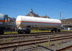 Vierachsiger Drehgestell-Druckgaskesselwagen der Gattung Zags, 37 84 7819  086-1 NL-ATRR, des französischen Waggonvermieters ATIR-RAIL (Paris) am 27.04.2021 im Zugverband (Zugschluss) bei einer Zugdurchfahrt in Niederschelden (Sieg) in Richtung Köln. Ladegut ist laut Gefahrstofftafel (268/1005) mit Ammoniak.

TECHNISCHE DATEN (gem. Anschriften) :
Spurweite: 1.435 mm
Achsanzahl: 4 (in 2 Drehgestelle)
Länge über Puffer : 17.160 mm
Drehzapfenabstand: 11.260mm
Achsabstand im Drehgestell: 1.800 mm
Laufraddurchmesser: 920 mm (neu)
Höchstgeschwindigkeit: 100 km/h (beladen) / 120 km/h (leer)
Eigengewicht: 35.550 kg
Nutzlast: 54,4 t (bei Streckenklasse D)
Gesamtvolumen: 103.622 Liter (103,6 m³)
Intern. Verwendungsfähigkeit: TEN-GE
Bauart der Bremse: KE – GP 
Kleinster befahrbarer Gleisbogen: R 35 m
Bremssohle: K-Sohle
Handbremse: Auf Bremserbühne

Als Sicherheitseinrichtungen besitzen diese Wagen Crashpuffer.

Tankcode:  P29BH / Sondervorschrift TE 22 und TE 25 (Überpufferungsschutz und Tankschutzschild)
P =Tank für verflüssigte oder unter Druck gelöste Gase
29 = Mindestberechnungsdruck 29 bar
B = Tank mit Bodenöffnungen mit 3 Verschlüssen für das Befüllen oder Entleeren 
H = luftdicht verschlossener Tank