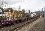 Leerer vierachsiger Drehgestell-Containertragwagen 37 84 4576 283-4 NL-RRL, der Gattung Sggnss-xl (Sggnss 80’XL), der niederländischen Vermietungsfirma RailRelease B.V.