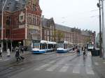 Stationsplein mit Strassenbahnfahrzeuge Amsterdam Centraal Station 12-11-2014.

Trams op het Stationsplein voor het Centraal Station Amsterdam 12-11-2014.