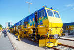 
Das Plasser & Theurer  Schotterbewirtschaftungssystem BDS 2000-4 (eine Schotterverteilmaschine), der BBW Bahnbau Wels, präsentiert auf der iaf 2017 in Münster (am 01.06.2017).  

Da es mit den bisherigen Technologien nicht möglich war, den genauen Schotterbedarf zu ermitteln, wurden für z.B. Erhaltungsstopfungen große Mengen an Gleisschotter nach augenscheinlichen Einschätzungen vorgelagert, wobei häufig nach dem Motto „eher mehr als zu wenig“ vorgegangen wurde.
Dadurch, dass der Überschuss an vorgelagertem Schotter mit den vorhandenen Gerätschaften jedoch nicht mehr wirtschaftlich umgelagert werden konnte, sammelten sich über die Jahre große Mengen nicht genutzten Gleisschotters an den Strecken.
Durch die Entwicklung des Schotterbewirtschaftungssystems „BDS“ (engl. ballast distribution system) ergibt sich die Möglichkeit, diese nicht genutzten Ressourcen einer effizienten Umlagerung zuzuführen und somit den Bedarf an Neuschotter deutlich zu reduzieren.
Hierbei wird der überschüssige Gleisschotter im Zuge der Schotterplanierung
-  maschinell aufgenommen,
-  in einem integrierten Schottersilo zwischengespeichert und
-  kann an jenen Stellen, wo Bedarf an zusätzlichem Schotter besteht, wieder eingebracht werden.


DIE KOMPONENTEN DER BDS 2000 UND FUNKTION:
Durch die Ausstattung der Schotterverteil- und Planiermaschine BDS 2000 mit einem Stirnpflug, den Flankenpflügen und vor allem dem mehrteiligen Mittelpflug mit variablen Schotterverteilmöglichkeiten ist man in der Lage, enorme Schottermengen zu manipulieren.

STIRNPFLUG
Durch den Stirnpflug können insbesondere bei Baustellen Schotteranhäufungen ausgeglichen und vorverteilt werden.
FLANKENPFLUG
Durch die vielfältigen Verstell Möglichkeiten kann Schotter sogar vom Bettungsfuß aufgenommen werden. Die Ausschwenkbegrenzung ermöglicht den gefahrlosen Einsatz ohne Behinderung des Zugverkehres am Nachbargleis.
MITTELPFLUG
Vielfältigen Schotterverteilmöglichkeiten des Mittelpfluges, der auch eine Bearbeitung von Strecken mit LZB-Ausrüstung ermöglicht.
KEHRANLAGE
Durch die Kehranlage mit integrierten Steil- und Querförderbändern kann eine optimale Planie der Oberfläche hergestellt werden.
SCHOTTERSPEICHER
Der überschüssige Schotter wird in einem integrierten Schottersilo mit einer Kapazität von 15 m³ (40 t) gespeichert und kann bei Schotterbedarf über Verteilförderbänder und Verteilschächte gezielt wieder eingebracht werden.
Durch Einreihung von Material- Förder- und SIloeinheiten MFS kann der Speicher modular um jeweils 100 t erweitert werden.

TECHNISCHE DATEN:
Spurweite: 1.435 mm (Normalspur)
Achsanzahl: 8
Länge über Puffer: 40.690 mm
Drehzapfenabstände: 11.500 / 7.050 / 14.500 mm
Achsabstand im Drehgestell: 1.800 m	
Eigengewicht: 137 t
Zuladung: 40 t
Max. Achslast: 20 t
Antriebsleistung: 709 kW	
Höchstgeschwindigkeit Eigenfahrt und geschleppt: 100 km/h
Min. Kurvenradius: 150 m
Zul. Streckklasse: C2 oder höher
