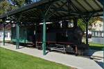 Schmalspur Lok 698 01 steht nahe dem Bahnhof in Bad Ischl als Denkmallok unter einem Überdach abgestellt.