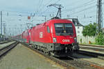 Am 31 Mai 2015 ist ein RailJet-Taurus in panne gefallen und wird von mondäner 1016 010 in Wiener Hbf eingeführt.