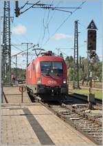 Kaum ist der IC Zürich - Stuttgart in Singen angekommen, ist die ÖBB  1116 273 schon auf Rangierfahrt um den Zug für die Weiterfahrt nach Stuttgart zu übernehmen.