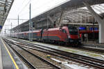 Salzburg Hauptbahnhof am 15 Januar 2025, nun schneit es leicht, die letzten Passagiere sind aus dem ÖBB-Railjet von Wien Hbf. ausgestiegen und die ÖBB-Railjet 1116 236 (A-ÖBB 91 81 1116 236-1) schiebt/drückt nun den Zug in die Abstellgruppe.