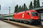 Am 23 Mai 2002 steht 1116 085 mit ein CD EuroCity in Wien SÜdbahnhof.