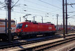 Die Taurus II - ÖBB 1116 060 (91 81 1116 060-5 A-ÖBB) der ÖBB-Produktion GmbH fährt am 04 April 2025 mit einem Druckgas-Kesselwagenzug durch den Hauptbahnhof Linz/Donau (A) in