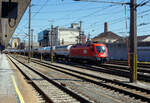 Die Taurus II - ÖBB 1116 060 (91 81 1116 060-5 A-ÖBB) der ÖBB-Produktion GmbH fährt am 04 April 2025 mit einem Druckgas-Kesselwagenzug durch den Hauptbahnhof Linz/Donau (A) in