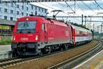 ÖBB 1216 234 zieht ein EC durch Praha-Liben am Abend von 13 Mai 2012.