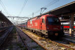 Im Sandwich, zweier ÖBB Taurus III der Reihe 1216 (hier am Zugschuss die 1216 016 / E 190 015 (A-ÖBB 91 81 1216 015-8), der ÖBB Nightjet EN 236 / 40236 von Venezia SL über Udine, Villach und Salzburg nach München steht am Abend des 24 Juli 2022 im Bahnhof Venedig Santa Lucia (italienisch Stazione di Venezia Santa Lucia) zur Abfahrt bereit, mit dem wir gleich mitfahren. Die Siemens ES 64 U4-A (Variante A) besitzen die Zulassung für Österreich, Deutschland, Italien und Slowenien.

Eigentlich sollte/geht der Zuglauf von Venedig über Udine und dann von dort über die Pontafelbahn/Ferrovia Pontebbana nach Villach Wocheiner Bahn gehen, aber diese Strecke war gesperrt. Aber auch der Brenner und die Wocheiner Bahn von Trieste über Jesenice nach Villach war gesperrt.

So ging unsere Fahrt über Villa Opicina, über ehem. Österreichische Südbahn bis zur slowenischen Hauptstadt Ljubljana (Laibach) und von dort (über die ehem. Kronprinz-Rudolf-Bahn) über Jesenice (Aßling) nach Villach Hbf. Von Villach ging es dann wieder planmäßig über Salzburg nach München Hbf, wo wir dann mit über 2 Stunden Verspätung eintrafen. Aber die längere Fahrt von Ljubljana haben wir nicht bemerkt, da wir in der Nacht geschlafen haben.