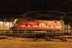 N�chtliche Aufnahme von 1116 138-9  Herres-Sport  auf der Drehscheibe im BW Salzburg.
