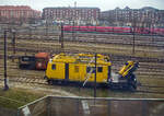 Ein Bild aus dem EC am 20 März 2019 beim Hauptbahnhof Kopenhagen (Københavns Hovedbanegård): Im Vordergrund der Plasser & Theurer Motorturmwagen MTW 10, TR 433 - 99 86 9236 433-9 DK-BDK